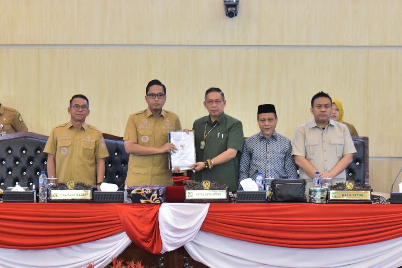 Wali Kota Medan Rico Tri Putra Bayu Waas menerima rekomendasi DPRD Kota Medan dari Ketua DPRD Wong Chun Sen dalam Rapat Paripurna di Ruang Rapat Paripurna DPRD Kota Medan, Senin (24/8/2026).