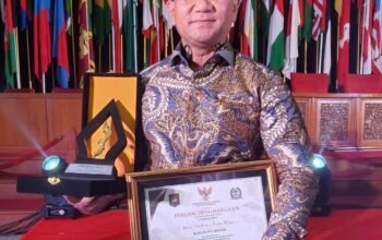 Penyerahan penghargaan LPM Award 2026 untuk Wali Kota Medan Rico Tri Putra Bayu Waas, diterima Asisten M. Sofyan di Bandung, Jumat (7/8/2026).