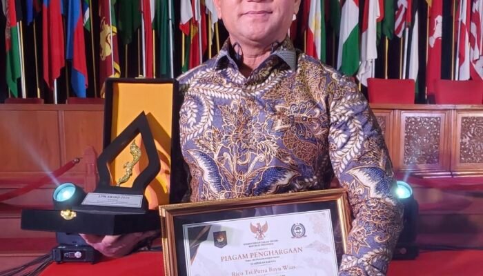 Dukungan Pemberdayaan Masyarakat, Rico Waas Terima Penghargaan LPM Award 2026