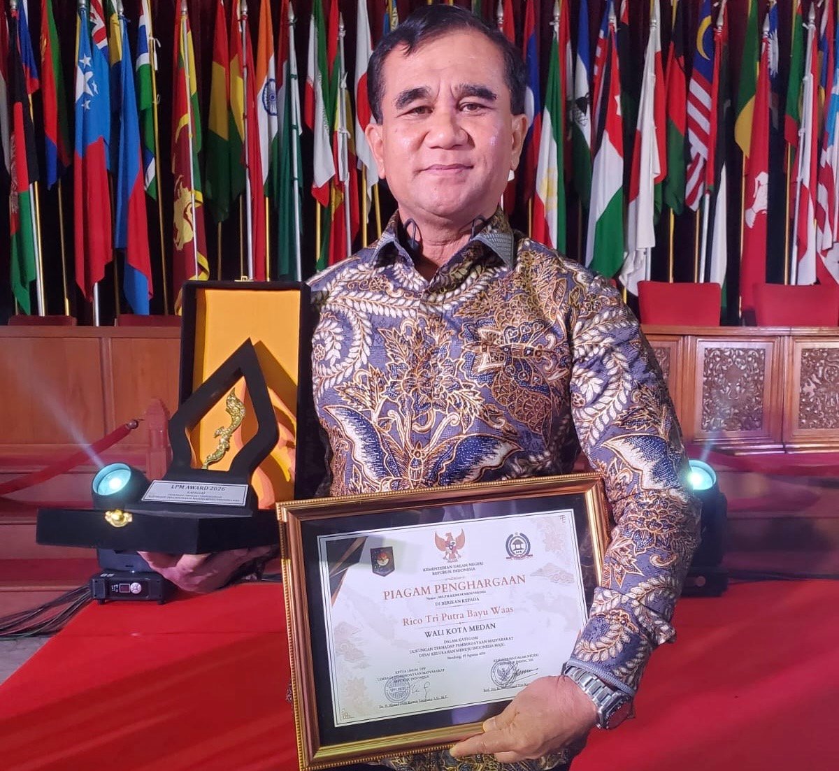 Penyerahan penghargaan LPM Award 2026 untuk Wali Kota Medan Rico Tri Putra Bayu Waas, diterima Asisten M. Sofyan di Bandung, Jumat (7/8/2026).