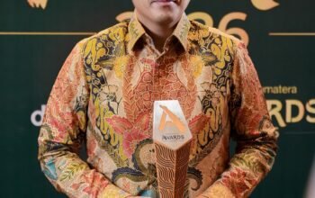 Wali Kota Medan Rico Waas menerima Anugerah Program Ekonomi Terpuji detikSumatera Awards 2026 di Grand Ballroom Trans Hotel Jakarta, Jumat 28 Agustus 2026.