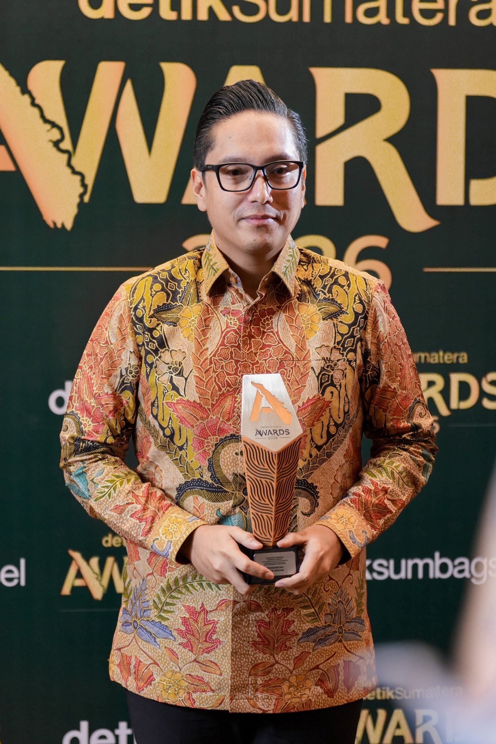 Wali Kota Medan Rico Waas menerima Anugerah Program Ekonomi Terpuji detikSumatera Awards 2026 di Grand Ballroom Trans Hotel Jakarta, Jumat 28 Agustus 2026.