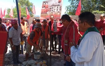 Hasto Kristiyanto hadiri peletakan batu pertama Kantor DPC PDI Perjuangan Samosir bersama Djarot Saiful Hidayat dan Rapidin Simbolon. Kantor partai diharapkan menjadi tempat rakyat menyampaikan aspirasi dan mendapatkan pendampingan.