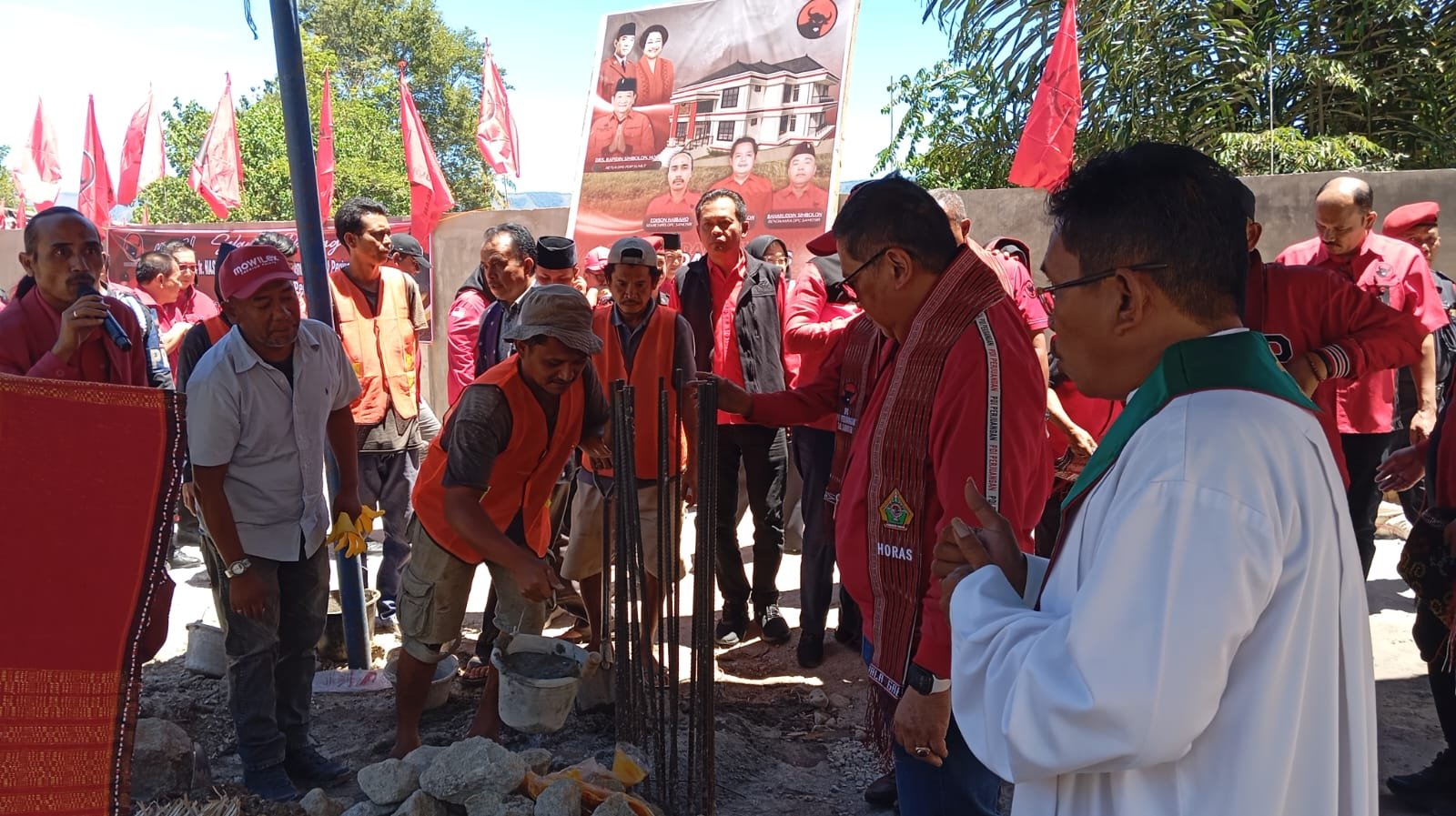 Hasto Kristiyanto hadiri peletakan batu pertama Kantor DPC PDI Perjuangan Samosir bersama Djarot Saiful Hidayat dan Rapidin Simbolon. Kantor partai diharapkan menjadi tempat rakyat menyampaikan aspirasi dan mendapatkan pendampingan.