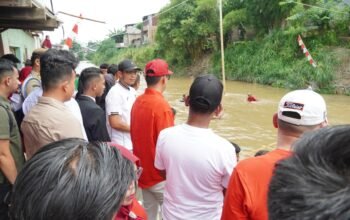 Wali Kota Medan Rico Waas menyapa warga Medan Maimun yang menggelar lomba khas 17 Agustus di aliran Sungai Deli, Senin (17/8/2026).