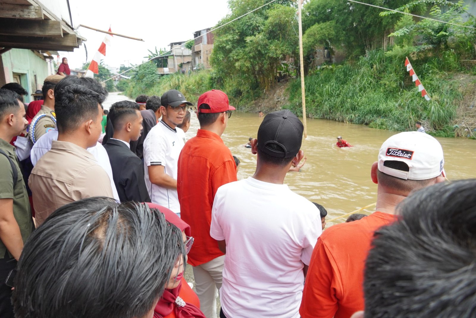 Wali Kota Medan Rico Waas menyapa warga Medan Maimun yang menggelar lomba khas 17 Agustus di aliran Sungai Deli, Senin (17/8/2026).