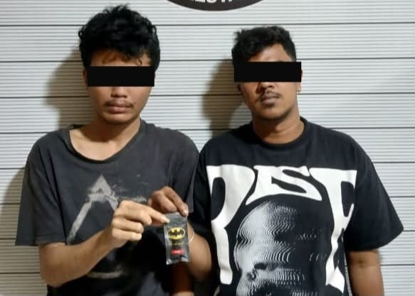 Dua pengedar dan satu bandar berstatus IRT ditangkap karena menjual Pod Getar di parkiran apartemen mewah Jalan Abdul Hakim Medan. Polisi masih buru pemasok yang berada di atas bandar tersebut.