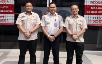 Kepala BP3MI Sumut Budi Novijanto bersama Kepala Imigrasi Kelas I TPI Polonia Medan Ridha Sah Putra saat pertemuan penguatan kerja sama pelayanan pekerja migran, 13 Agustus 2026.