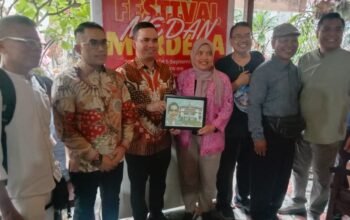 Ketua PWPM M. Edison Ginting bersama pengurus dan pengunjung di stan bazaar UMKM PWPM pada Festival Medan Merdeka di Rumah Budaya Tangga, Medan, Sabtu 29 Agustus 2026.