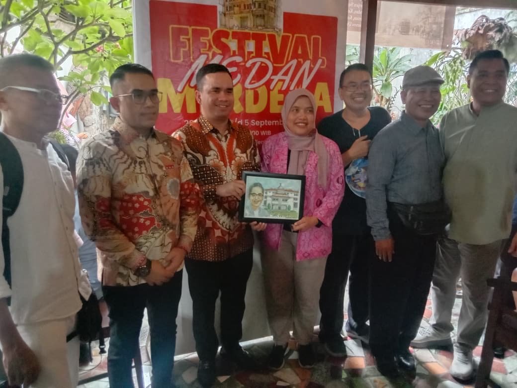 Ketua PWPM M. Edison Ginting bersama pengurus dan pengunjung di stan bazaar UMKM PWPM pada Festival Medan Merdeka di Rumah Budaya Tangga, Medan, Sabtu 29 Agustus 2026.