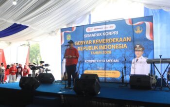 Wali Kota Medan Rico Tri Putra Bayu Waas bersama Ketua TP PKK Kota Medan Airin Rico Waas berfoto bersama peserta Gebyar Korpri Semarak Kemerdekaan di Lapangan Taman Cadika, Medan Johor, Sabtu (22/8/2026).