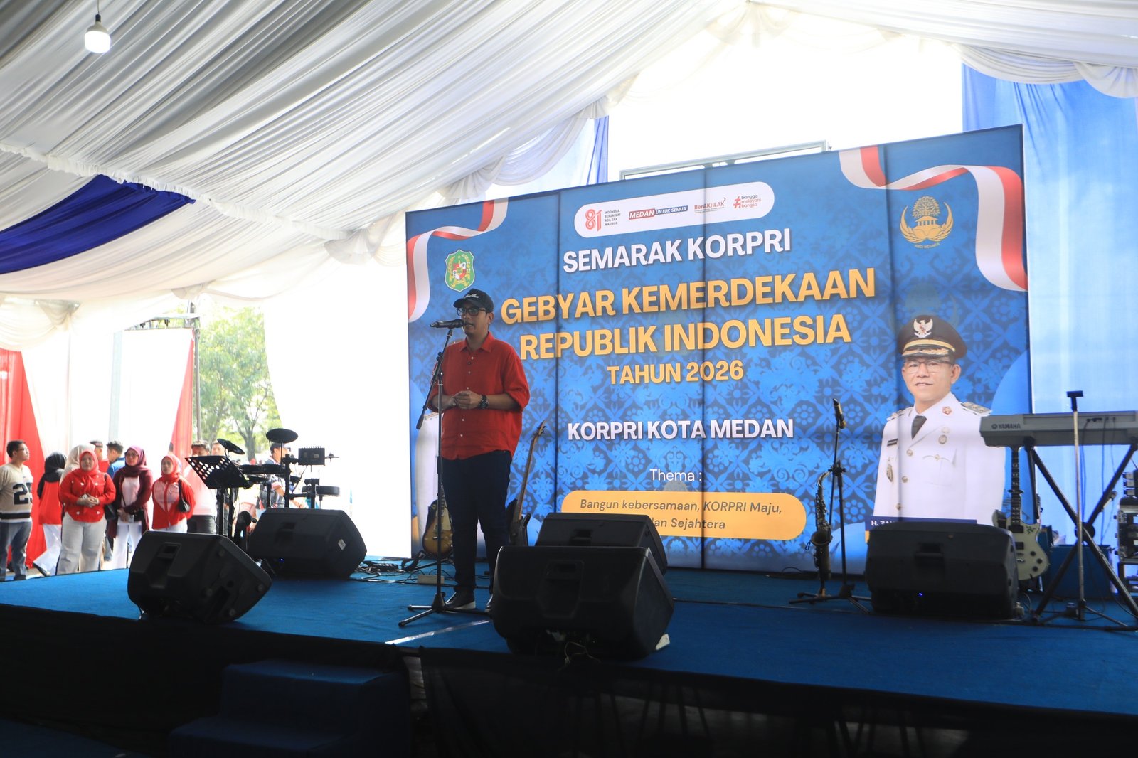 Wali Kota Medan Rico Tri Putra Bayu Waas bersama Ketua TP PKK Kota Medan Airin Rico Waas berfoto bersama peserta Gebyar Korpri Semarak Kemerdekaan di Lapangan Taman Cadika, Medan Johor, Sabtu (22/8/2026).