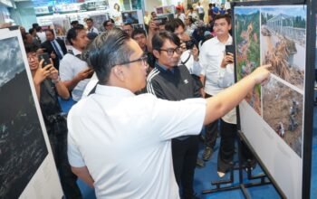 Wali Kota Medan Rico Tri Putra Bayu Waas meninjau pameran foto "Prahara Pulau Emas" yang digelar PFI Medan di Atrium Plaza Medan Fair, Rabu (19/8/2026).