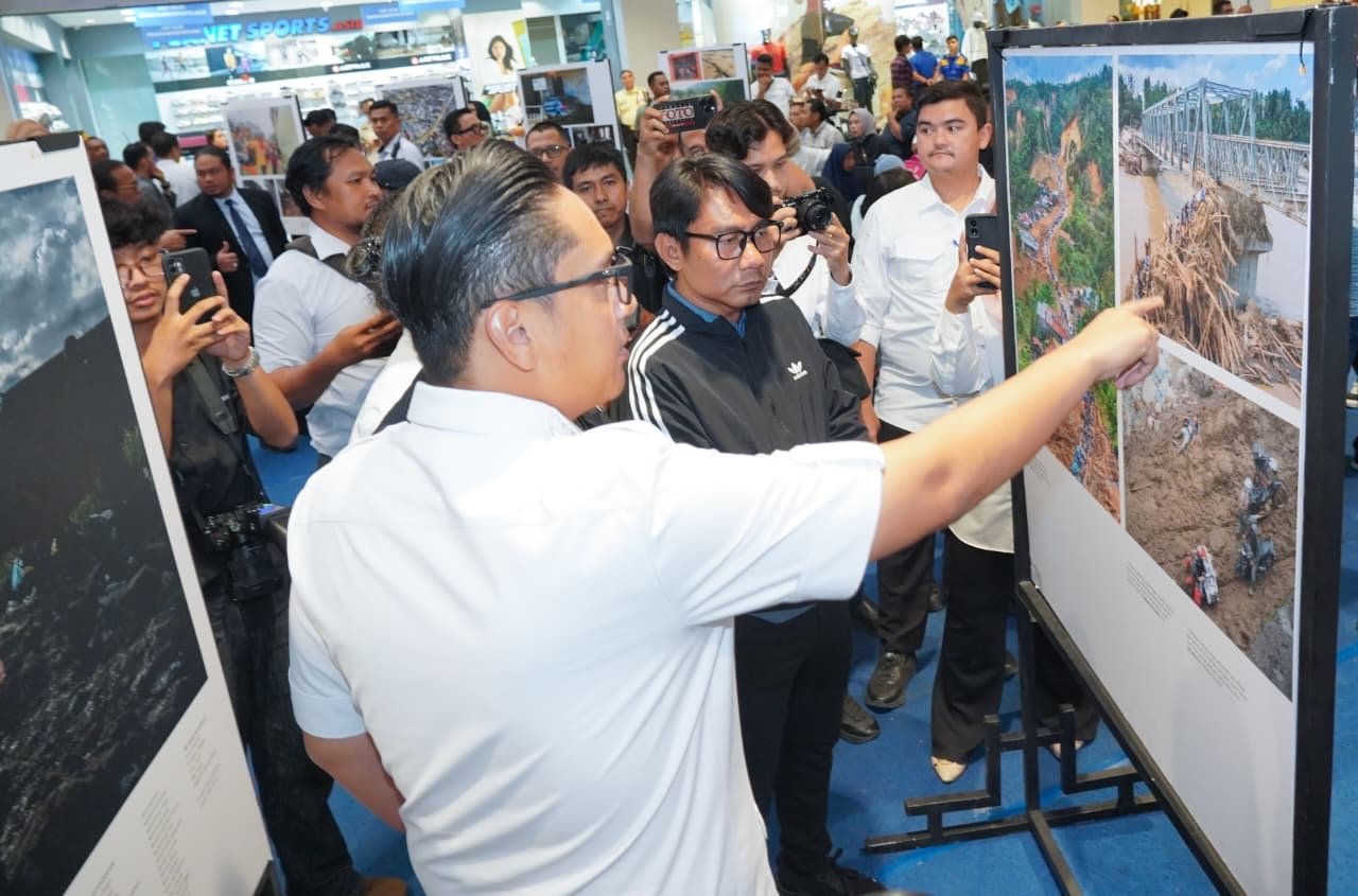 Wali Kota Medan Rico Tri Putra Bayu Waas meninjau pameran foto "Prahara Pulau Emas" yang digelar PFI Medan di Atrium Plaza Medan Fair, Rabu (19/8/2026).