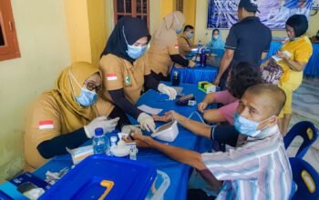 Petugas Puskesmas Medan Labuhan memeriksa warga dalam kegiatan penelusuran kasus TBC dan cek kesehatan gratis di halaman Gereja HKBP Sei Mati, Kecamatan Medan Labuhan, Agustus 2026.