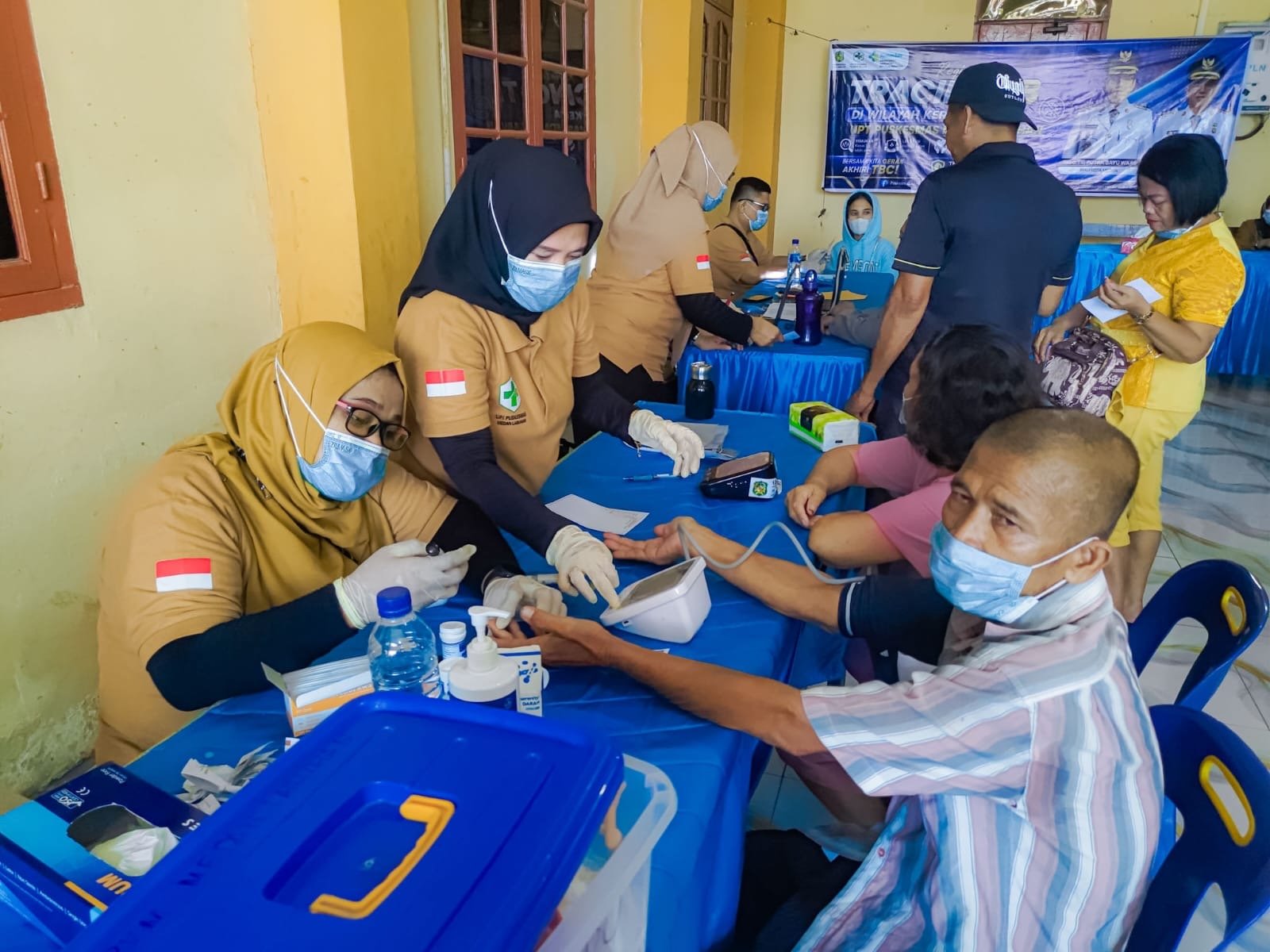 Petugas Puskesmas Medan Labuhan memeriksa warga dalam kegiatan penelusuran kasus TBC dan cek kesehatan gratis di halaman Gereja HKBP Sei Mati, Kecamatan Medan Labuhan, Agustus 2026.