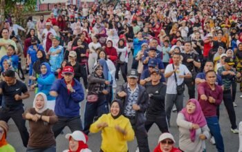 Wali Kota Medan Rico Waas berinteraksi dengan warga saat memeriahkan Car Free Day di Jalan Sumatera, Medan Belawan.