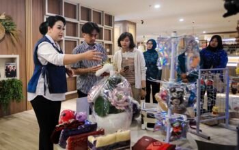 Airin Rico Waas bersama perwakilan Uniqlo Christopher Mogot meninjau produk UMKM Kota Medan di Galeri Mustika Deli