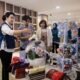 Airin Rico Waas bersama perwakilan Uniqlo Christopher Mogot meninjau produk UMKM Kota Medan di Galeri Mustika Deli