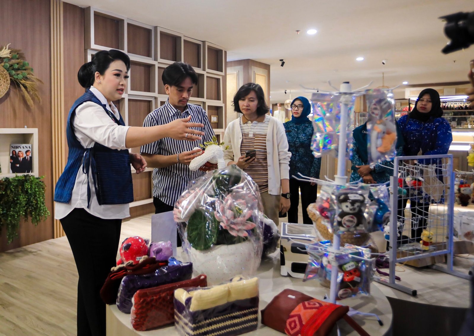 Airin Rico Waas bersama perwakilan Uniqlo Christopher Mogot meninjau produk UMKM Kota Medan di Galeri Mustika Deli