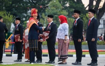 Wali Kota Medan Rico Waas memimpin Upacara Penurunan Bendera HUT ke-81 RI di Lapangan Merdeka Medan dan menyerahkan Satyalancana Karya Satya dari Presiden, Senin (17/8/2026).