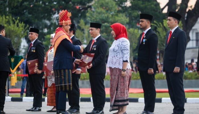 Rico Waas Pimpin Penurunan Bendera HUT ke-81 RI, Serahkan Satyalancana Karya Satya