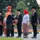 Rico Waas Pimpin Penurunan Bendera HUT ke-81 RI, Serahkan Satyalancana Karya Satya