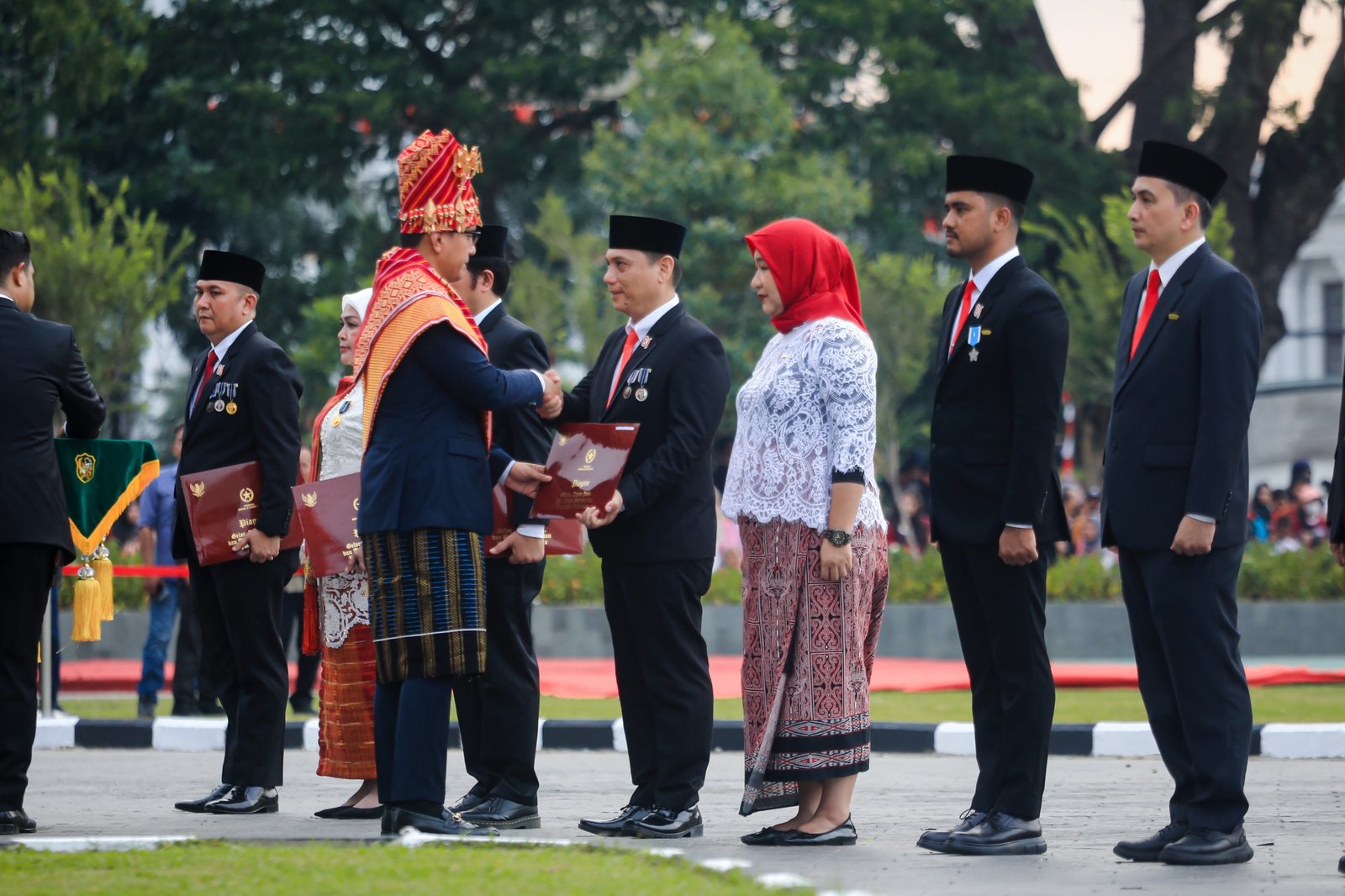 Wali Kota Medan Rico Waas memimpin Upacara Penurunan Bendera HUT ke-81 RI di Lapangan Merdeka Medan dan menyerahkan Satyalancana Karya Satya dari Presiden, Senin (17/8/2026).
