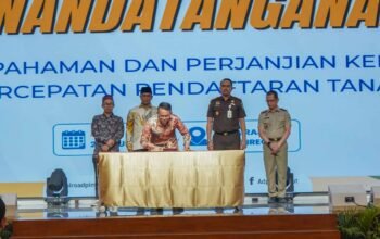 Wakil Wali Kota Medan H. Zakiyuddin Harahap menandatangani nota kesepahaman percepatan pendaftaran tanah wakaf di hadapan Gubernur Bobby Nasution.