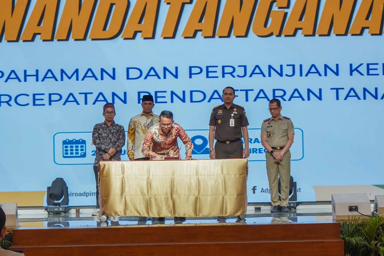 Wakil Wali Kota Medan H. Zakiyuddin Harahap menandatangani nota kesepahaman percepatan pendaftaran tanah wakaf di hadapan Gubernur Bobby Nasution.