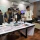 Petugas Satresnarkoba Polrestabes Medan tunjukkan barang bukti vape narkoba dan uang Ringgit Malaysia, bersama kedua pelaku WN Malaysia dan WNI