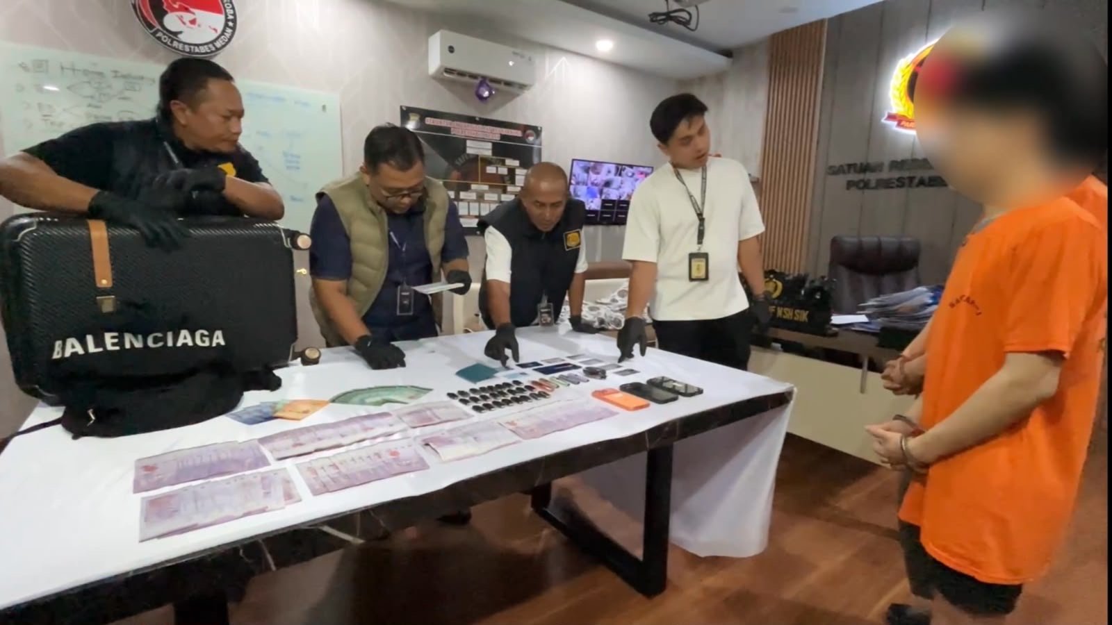 Petugas Satresnarkoba Polrestabes Medan tunjukkan barang bukti vape narkoba dan uang Ringgit Malaysia, bersama kedua pelaku WN Malaysia dan WNI