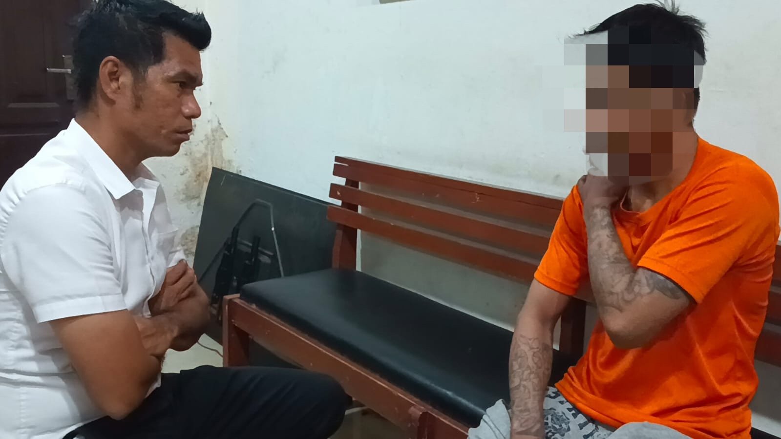 Petugas kepolisian mengamankan terduga pelaku pencurian sepeda motor Bobi Sahputra di kawasan Medan Maimun, Kota Medan.