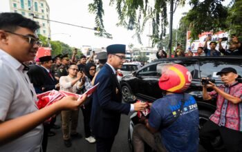 Rico Waas dan Zakiyuddin Harahap turun langsung ke jalan bagikan bendera Merah Putih ke pengendara. Ajakan merawat cinta tanah air dan menjaga persatuan menjelang 17 Agustus.