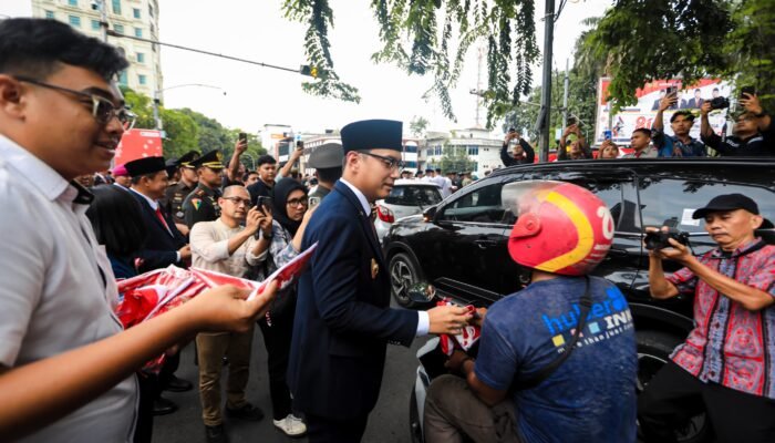 Rico Waas Turun Langsung Bagikan Bendera Merah Putih ke Warga Medan