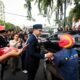 Rico Waas dan Zakiyuddin Harahap turun langsung ke jalan bagikan bendera Merah Putih ke pengendara. Ajakan merawat cinta tanah air dan menjaga persatuan menjelang 17 Agustus.
