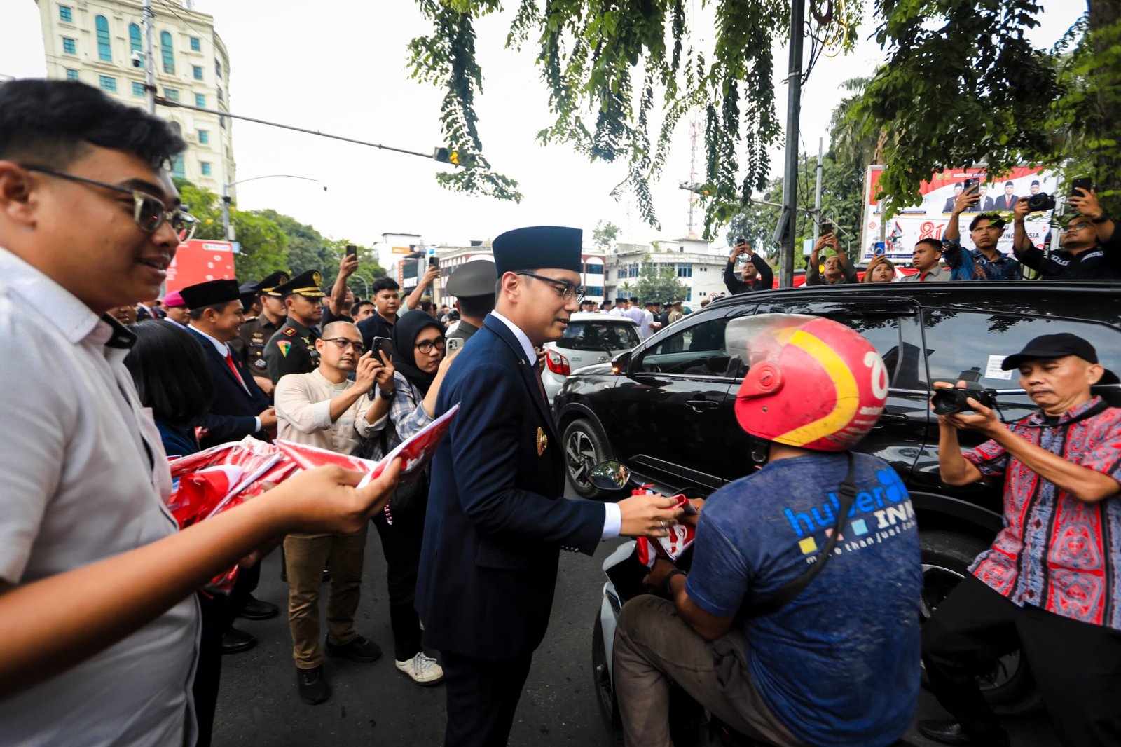 Rico Waas dan Zakiyuddin Harahap turun langsung ke jalan bagikan bendera Merah Putih ke pengendara. Ajakan merawat cinta tanah air dan menjaga persatuan menjelang 17 Agustus.