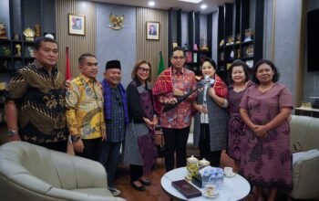 Wali Kota Medan Rico Waas bersama Riahna Djamin Ginting membahas film Djamin Setia Selamanya di Rumah Dinas Wali Kota Medan