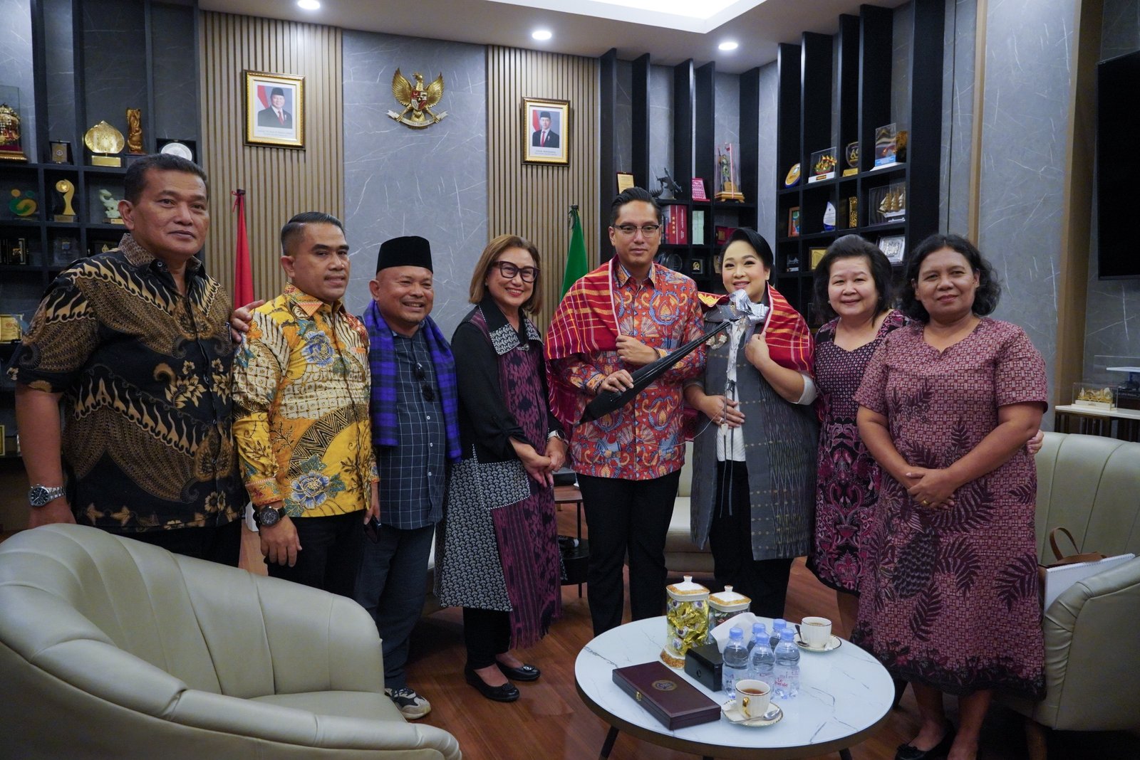 Wali Kota Medan Rico Waas bersama Riahna Djamin Ginting membahas film Djamin Setia Selamanya di Rumah Dinas Wali Kota Medan