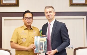 Wali Kota Medan Rico Tri Putra Bayu Waas menerima kunjungan kehormatan Duta Besar Belgia untuk Indonesia David Jordens di Balai Kota Medan, Senin (24/8/2026).