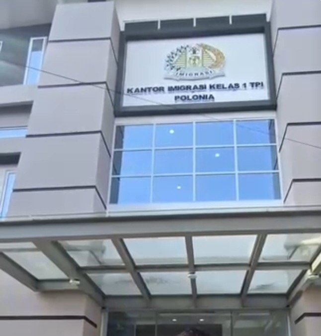 Papan nama gedung Kantor Imigrasi Kelas I TPI Polonia Medan, Jalan Mangkubumi, Kelurahan Aur, Kecamatan Medan Maimun.