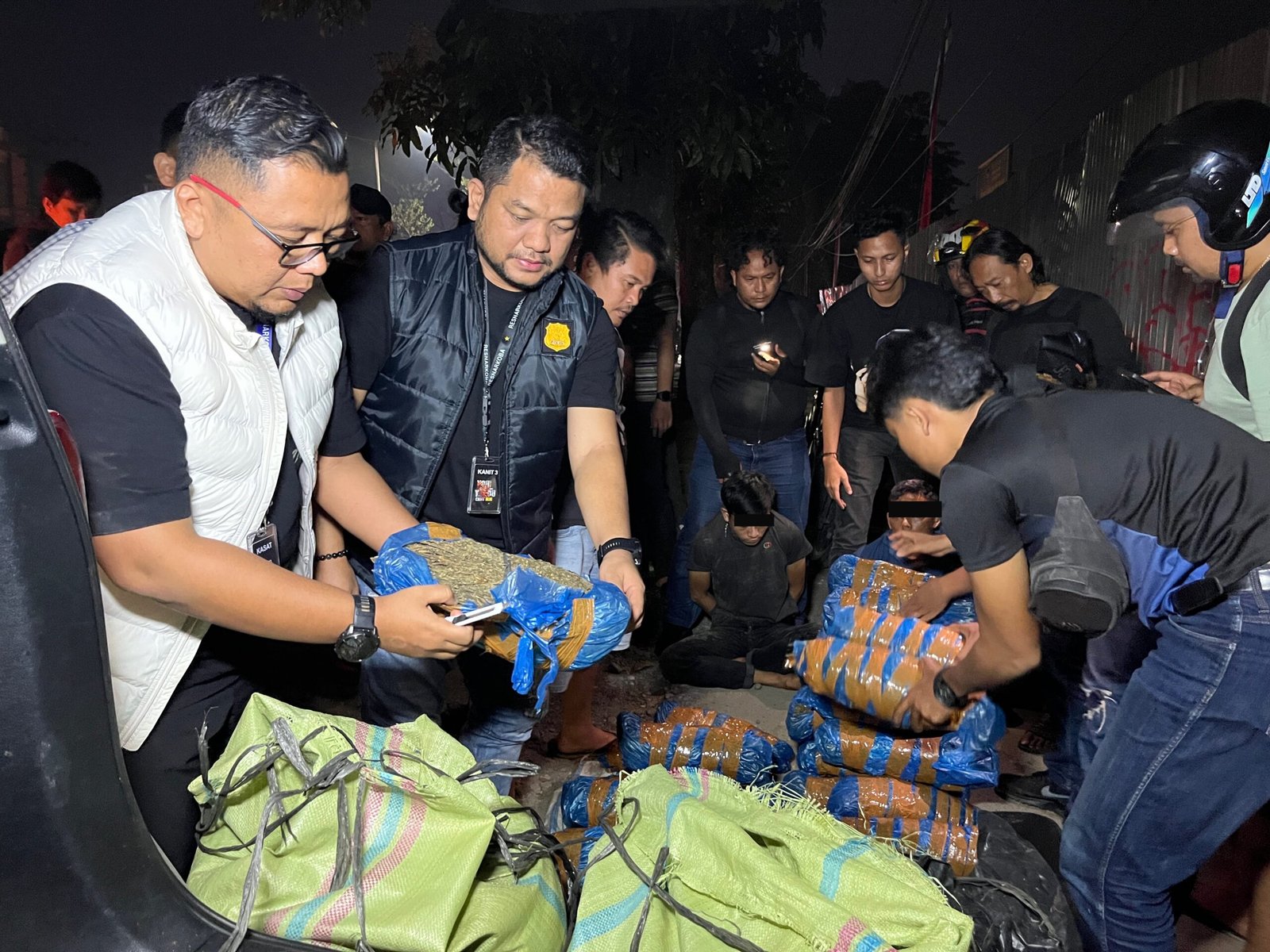 Petugas Resnarkoba Polrestabes Medan menampilkan bukti barang bukti 93 kilogram ganja yang disita dari pengedar di Jalan AH Nasution