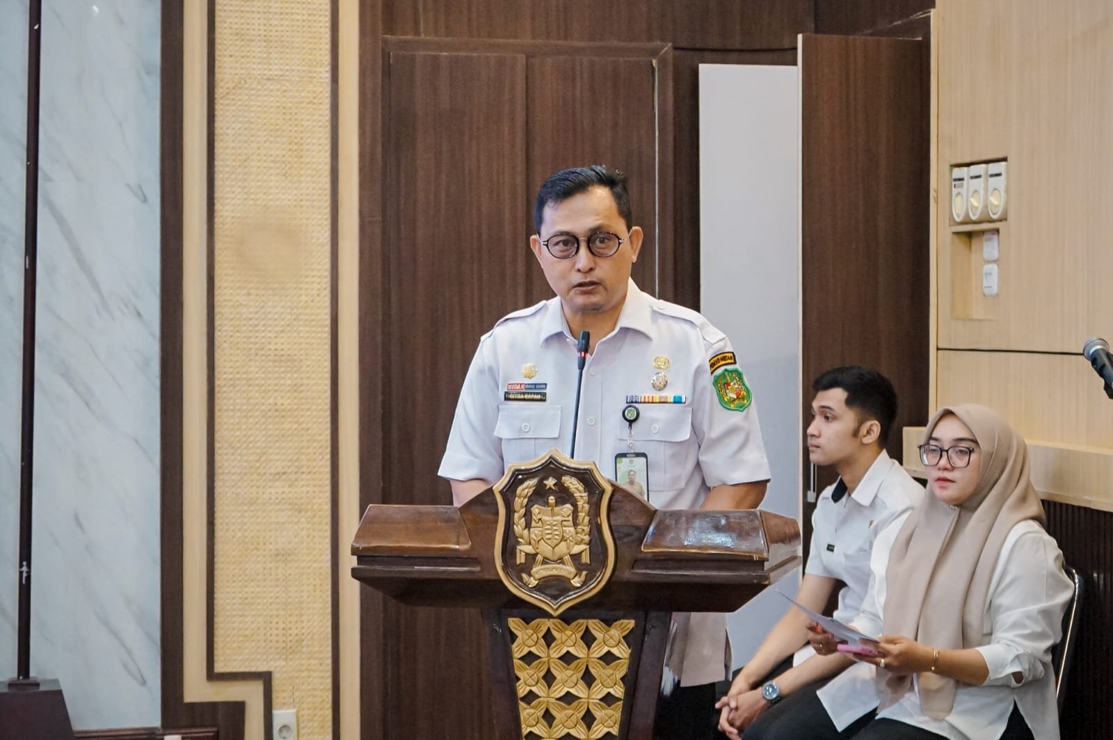Pemko Medan gelar FGD Penerapan ASB. Wali Kota Rico Waas tekankan ASB bukan sekadar dokumen, melainkan instrumen strategis agar anggaran rasional, terukur, dan berorientasi hasil. Seluruh OPD diminta terapkan secara konsisten.