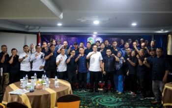 Wali Kota Medan Rico Waas berfoto bersama wartawan saat Raker Pertama PWPM 2026 di Hotel Madani, Medan.