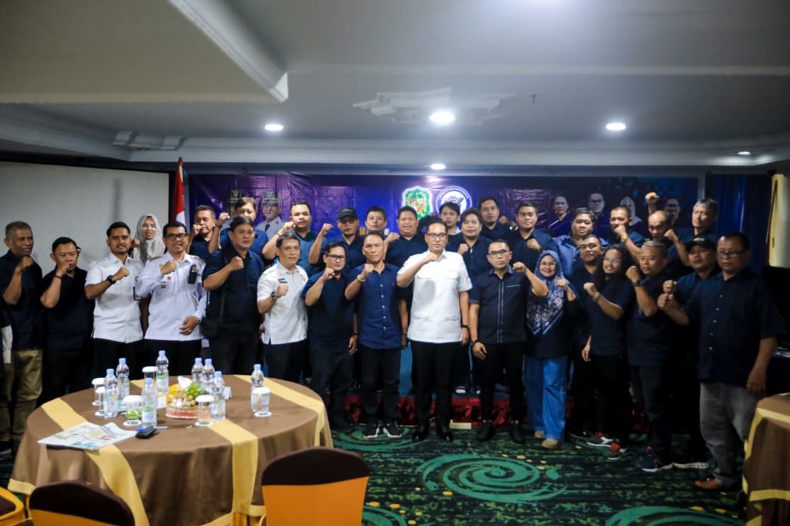 Wali Kota Medan Rico Waas berfoto bersama wartawan saat Raker Pertama PWPM 2026 di Hotel Madani, Medan.