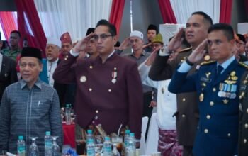 Wali Kota Medan Rico Waas mengenakan busana adat Jawa menyaksikan siaran langsung Detik-Detik Proklamasi HUT ke-81 RI dari Istana Negara di Pendopo Rumah Dinas Wali Kota Medan, Senin (17/8/2026).