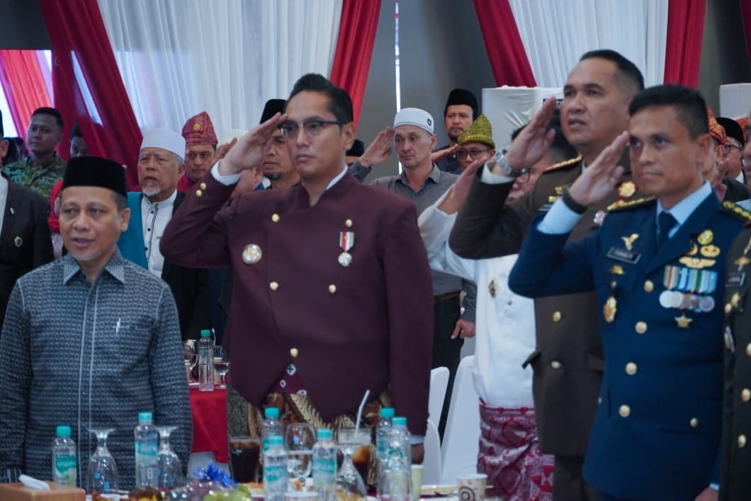 Wali Kota Medan Rico Waas mengenakan busana adat Jawa menyaksikan siaran langsung Detik-Detik Proklamasi HUT ke-81 RI dari Istana Negara di Pendopo Rumah Dinas Wali Kota Medan, Senin (17/8/2026).