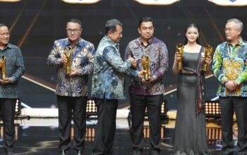 Pj Sekda Medan Erfin Fahrurrazi terima penghargaan Pemimpin Daerah Award 2026 dari Wamen PAN-RB.