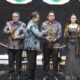 Pj Sekda Medan Erfin Fahrurrazi terima penghargaan Pemimpin Daerah Award 2026 dari Wamen PAN-RB.