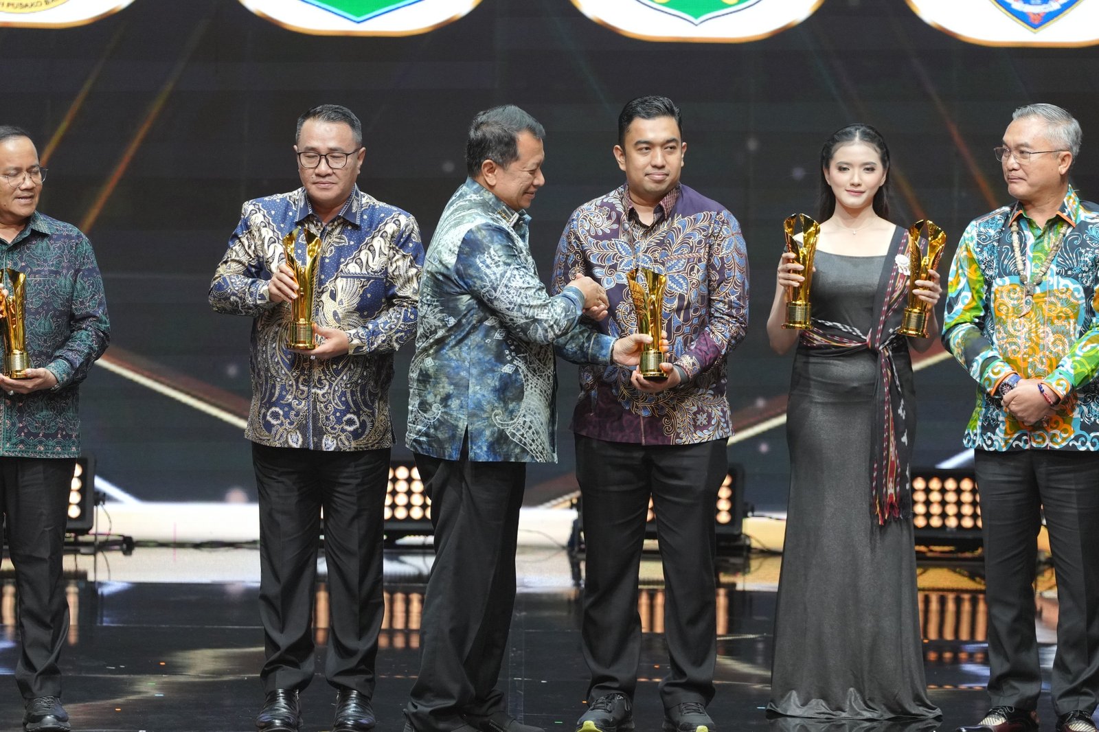 Pj Sekda Medan Erfin Fahrurrazi terima penghargaan Pemimpin Daerah Award 2026 dari Wamen PAN-RB.